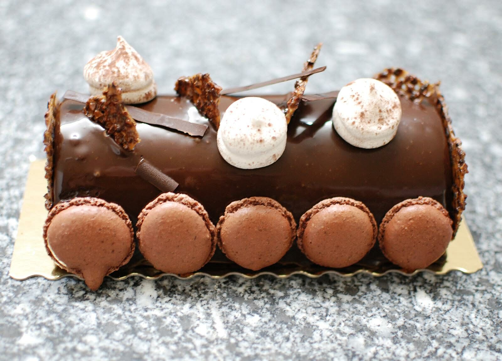 Bûche macarons chocolat et mousse chocolat grand cru 69%